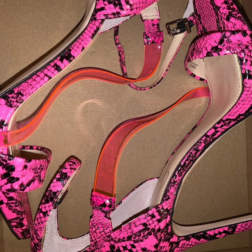 ❗️NWT❗️Jessica Simpson Rayli 2 Sandal Heel Fushia Pink/Black - Picture 2 of 5